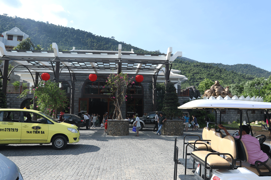 Cảnh quan ra vào được trang trí đẹp mắt với các cổng chào, lối đi được lát đá cubic.