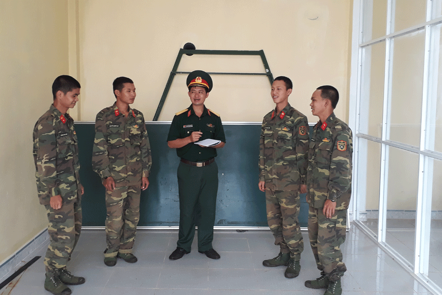 Đại úy Lê Anh Thương (giữa) luôn gần gũi lắng nghe tâm tư nguyện vọng của các chiến sĩ. Ảnh: V.H