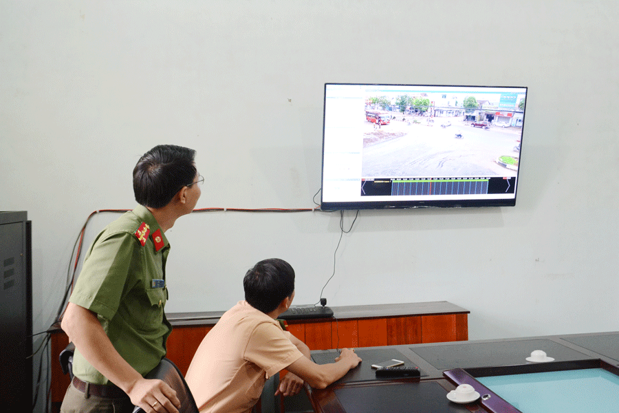 Hệ thống camera giám sát đã giúp Công an huyện Chư Sê nâng cao hiệu quả công tác bảo đảm an ninh trật tự trên địa bàn. Ảnh: Vĩnh Phúc Hệ thống camera giám sát đã giúp Công an huyện Chư Sê nâng cao hiệu quả công tác bảo đảm an ninh trật tự trên địa bàn. Ảnh: Vĩnh Phúc