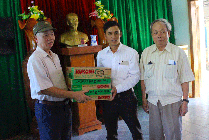 Lãnh đạo UBND xã Krong thay mặt cho người dân của xã nhận phần quà tặng từ đoàn. Ảnh: Hồng Thi