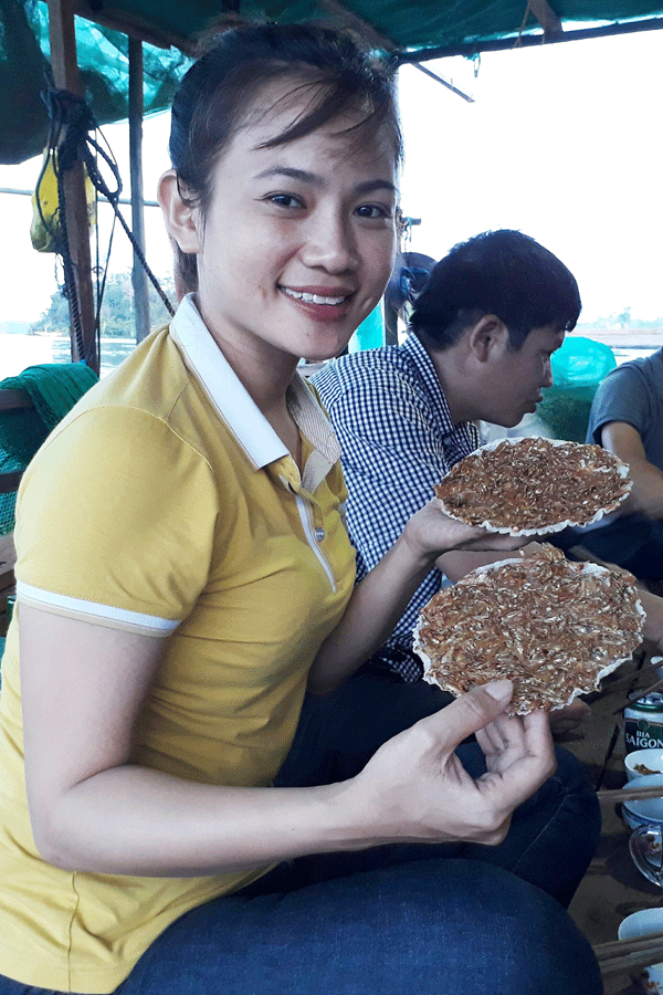 Nhiều thực khách tấm tắc khen món đặc sản bánh tráng cá cơm. Ảnh: H.Đ