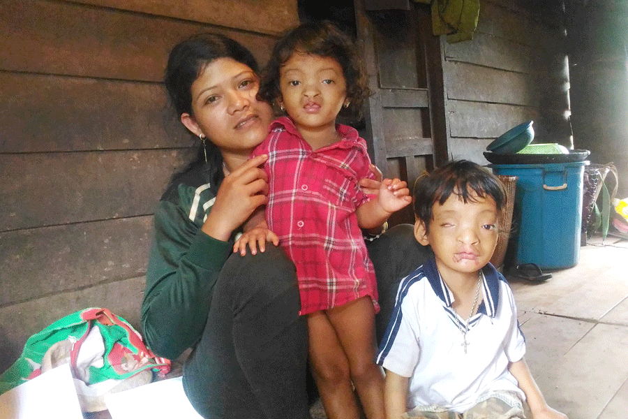 Chị Rơ Mah H’Kiều cùng hai đứa con bị dị tật bẩm sinh do nhiễm chất độc da cam/dioxin. Ảnh: H.H Chị Rơ Mah H’Kiều cùng hai đứa con bị dị tật bẩm sinh do nhiễm chất độc da cam/dioxin. Ảnh: H.H