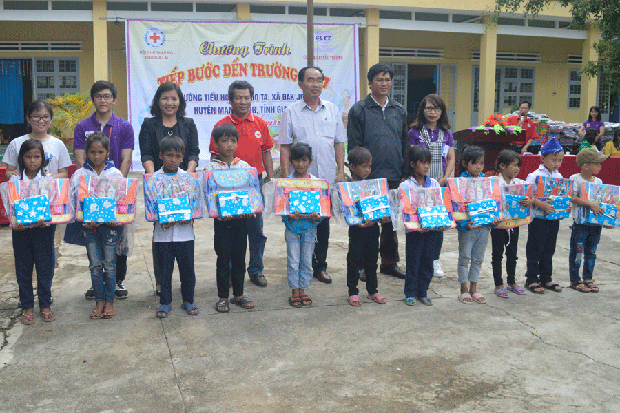 Tặng quà cho học sinh nghèo trong chương trình “Tiếp bước đến trường năm 2017”. Ảnh: Đ.Y Tặng quà cho học sinh nghèo trong chương trình “Tiếp bước đến trường năm 2017”. Ảnh: Đ.Y
