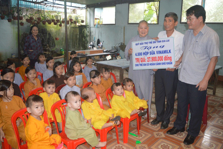 Tặng sữa cho trẻ em mồ côi tại chùa Bửu Châu. Ảnh: Đ.Y Tặng sữa cho trẻ em mồ côi tại chùa Bửu Châu. Ảnh: Đ.Y