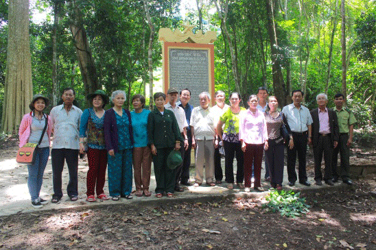 Đoàn chụp ảnh lưu niệm tại khu căn cứ. Ảnh: Hồng Thi