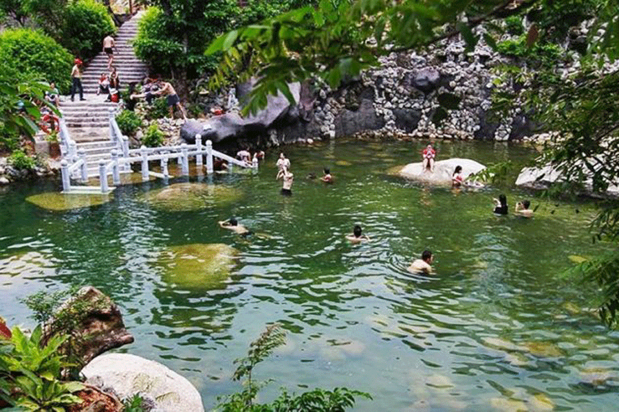 Suối khoáng nóng Núi Thần Tài.