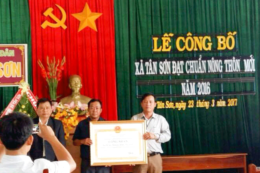 Lãnh đạo xã Tân Sơn đón nhận bằng công nhận nông thôn mới. Ảnh: Mai Ka