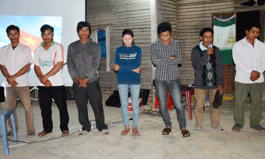 Y Nglư (thứ 2 từ phải sang) cùng 6 người khác trong buổi kiểm điểm những người hoạt động FULRO, “Tin lành Đê-ga” tại Plei Glung A. Ảnh: L.A Y Nglư (thứ 2 từ phải sang) cùng 6 người khác trong buổi kiểm điểm những người hoạt động FULRO, “Tin lành Đê-ga” tại Plei Glung A. Ảnh: L.A