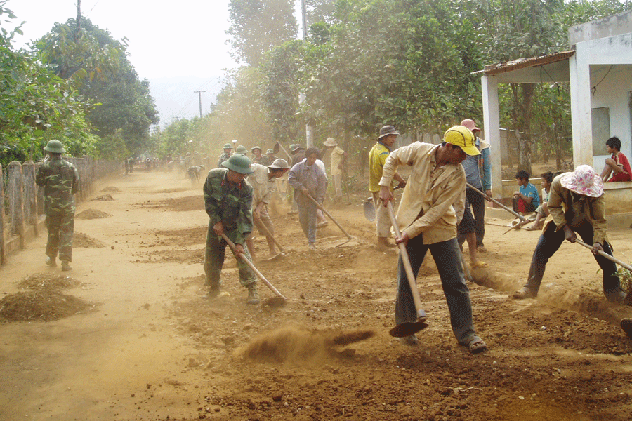 Cán bộ, chiến sĩ lực lượng vũ trang tỉnh giúp dân dọn dẹp đường làng. Ảnh: A.H