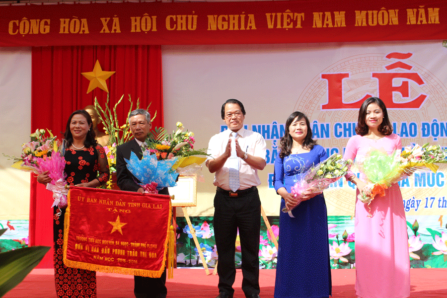 Trường Tiểu học Nguyễn Bá Ngọc nhận cờ thi đua xuất sắc của UBND tỉnh. Ảnh: N.G