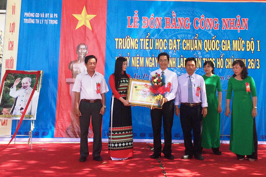 Trường Tiểu học Lý Tự Trọng đón nhận trường đạt chuẩn Quốc gia mức độ 1. Ảnh: Đ.Y