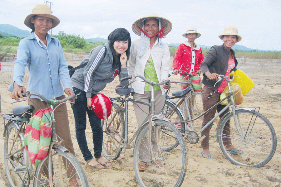 Tác giả trong chuyến tác nghiệp tại bến đò Phú Cần-Ia Rmok (huyện Krông Pa) vào tháng 9-2013. Ảnh: M.T