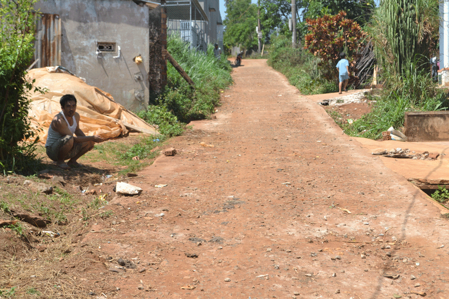 Đường bê tông ở thôn 9, xã An Phú, TP. Pleiku bị hư hỏng. Ảnh: H.C Đường bê tông ở thôn 9, xã An Phú, TP. Pleiku bị hư hỏng. Ảnh: H.C