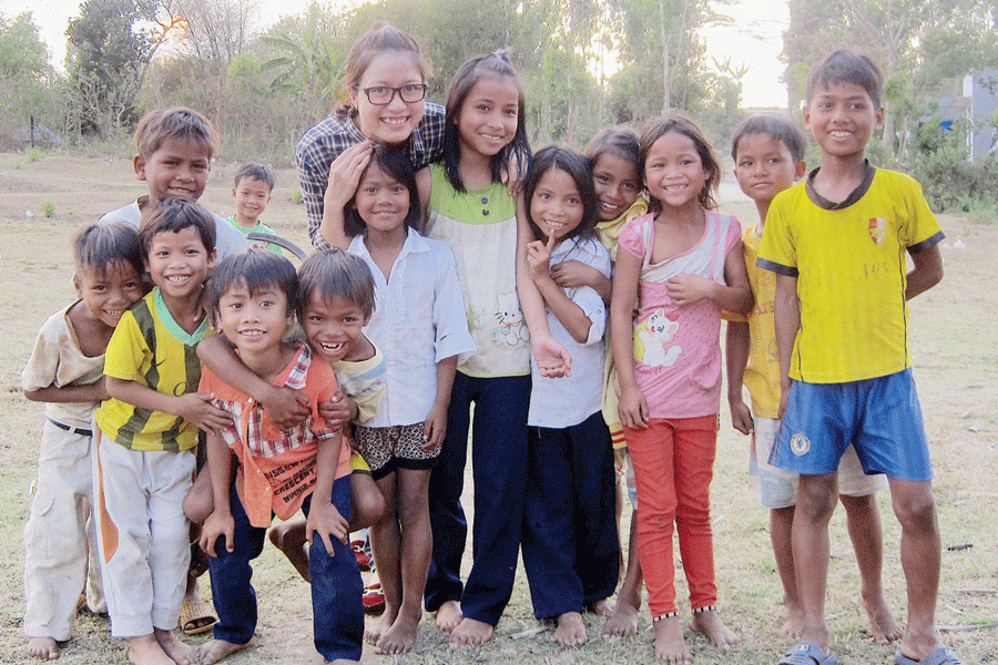 Một trong những niềm vui bình dị của phóng viên mỗi khi về tác nghiệp tại buôn làng. Ảnh: M.T