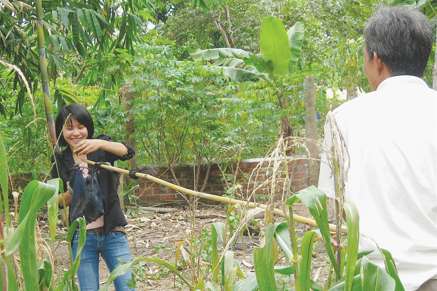 Đón nhận những món quà quê đầy ắp nghĩa tình. Ảnh: M.T