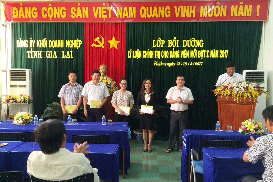 Trao chứng nhận và khen thưởng các học viên tiêu biểu. Ảnh: T.N