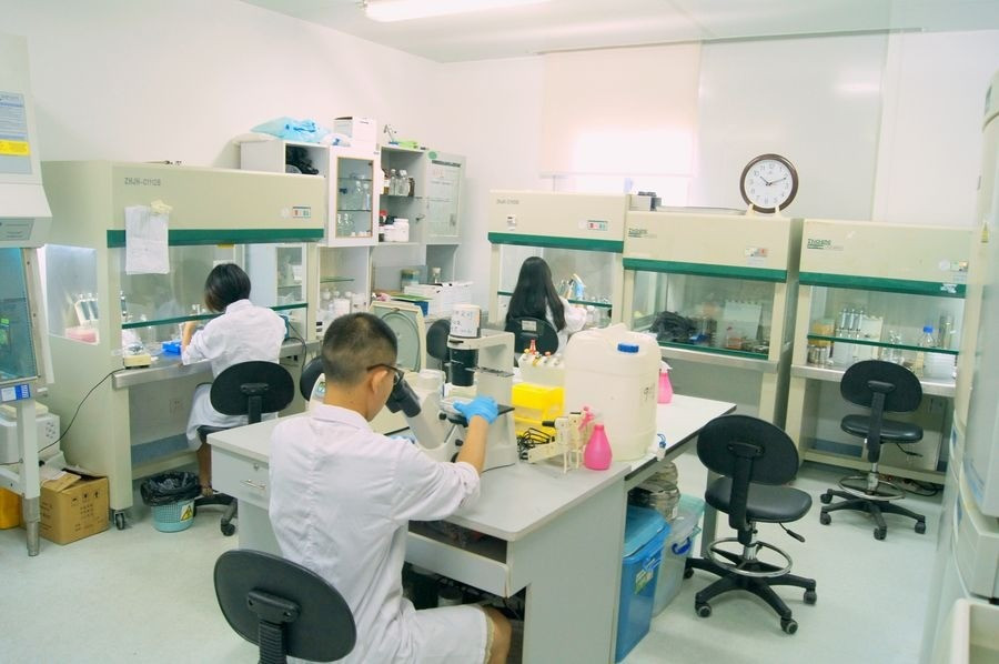Các nhà nghiên cứu của Đại học Hạ Môn đang phát triển vắc-xin HPV do Trung Quốc sản xuất tại tỉnh Phúc Kiến, đông nam Trung Quốc. (Ảnh: Xinhua) 138674324-15779662897781n.jpg