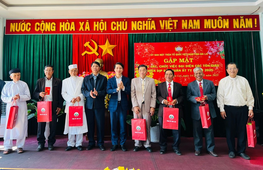 Phó Bí thư Tỉnh ủy Nguyễn Ngọc Lương (ở giữa) và Chủ tịch Ủy ban MTTQ Việt Nam tỉnh Trần Minh Sơn (thứ 4 từ trái sang) tặng quà các chức sắc, chức việc tham gia buổi gặp mặt đầu xuân. Ảnh: P.L b6e071305c77959f8028155fc98c86d5.jpg