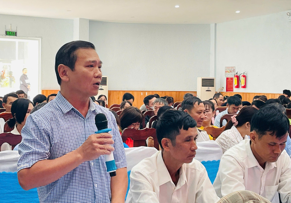 Các đại biểu tham gia ý kiến trực tiếp vào một số nội dung dự thảo báo cáo. Ảnh: A.H z6402113045249-c53c58acb716187553ad18557296c266.jpg