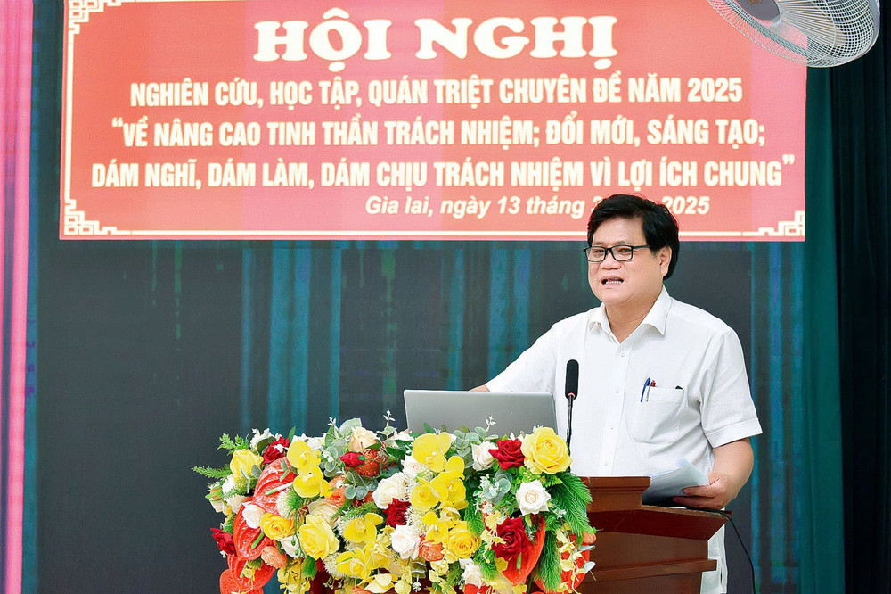 Phó Trưởng ban Thường trực Ban Tuyên giáo và Dân vận Tỉnh ủy Nguyễn Thái Bình quán triệt chuyên đề. Ảnh: Đ.T z6402703539103-906bc97cf8a0d4e3475763400fc12640.jpg