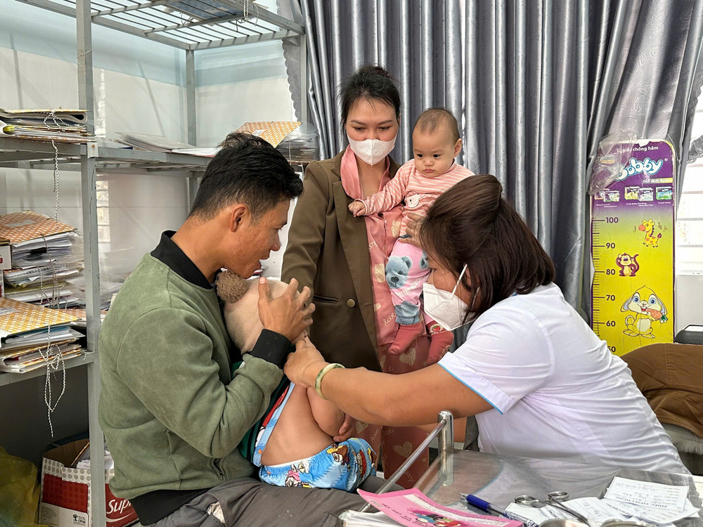 UBND tỉnh chỉ đạo đối với các bệnh đã có vắc xin phòng bệnh như: Bệnh bạch hầu, ho gà, sởi, rubella, viêm não Nhật bản B và các bệnh truyền nhiễm trong Chương trình tiêm chủng mở rộng phấn đấu giảm 5% số mắc so với năm 2024. Ảnh: Như Nguyện z6288994123296-0d10b4bdb02556c266790724ec46044c.jpg