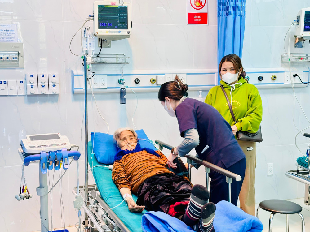 Nhân viên y tế chăm sóc cho BN tại Bệnh viện Hùng Vương Gia Lai. Ảnh: Như Nguyện z6276426884325-32244813e28f001ec6558c155613b85d.jpg