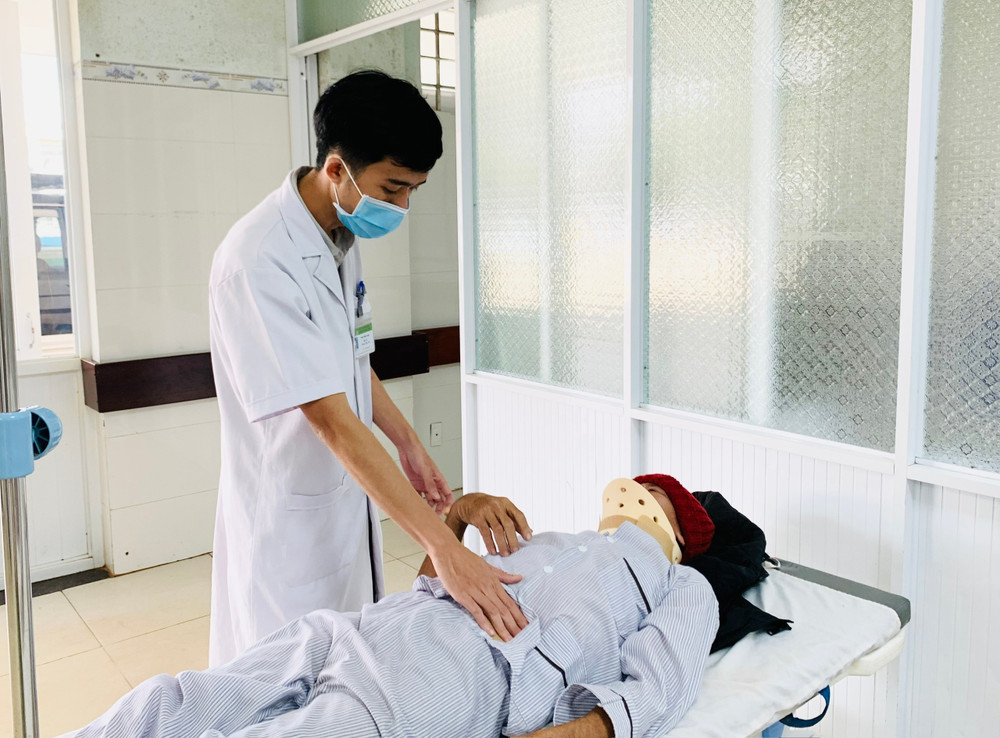 Bác sĩ thăm khám, cấp cứu cho BN tại Khoa Cấp cứu (Bệnh viện Đa khoa tỉnh). Ảnh: Như Nguyện z6276476172221-19d5d0e654990d892db481103cb2a482.jpg