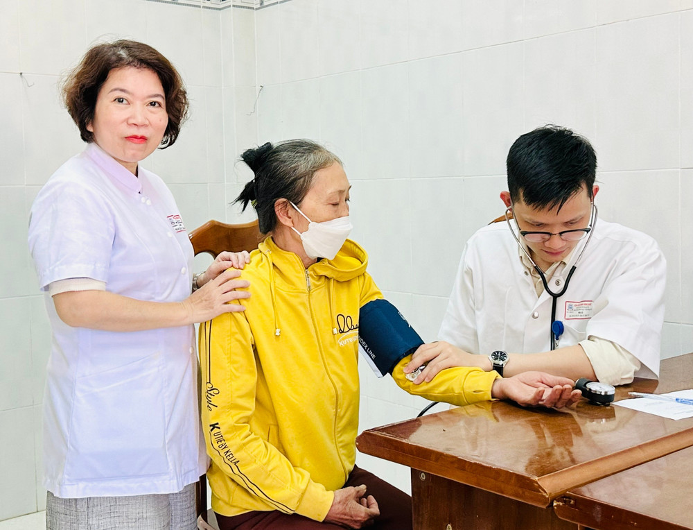 Đoàn bác sĩ Bệnh viện Trung ương Huế khám sàng lọc tim bẩm sinh miễn phí cho người dân tại Bệnh viện Nhi Gia Lai. Ảnh: Như Nguyện z6386870014773-e4f0a8d65cb2cef394d4c06a55eb5e11.jpg