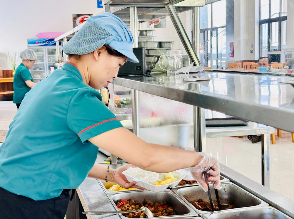 Dù phải làm việc liên tục trong những ngày Tết để chuẩn bị các phần ăn miễn phí cho bệnh nhân, nhưng các nhân viên căn tin Bệnh viện Hùng Vương Gia Lai vẫn hăng hái, tích cực. Ảnh: Như Nguyện z6276426946137-bca07988ebcfeec907324b1b2f01dc48.jpg