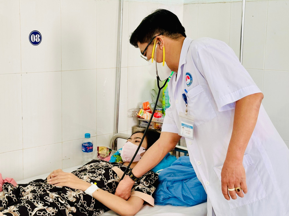 Bác sĩ thăm khám cho bệnh nhân lao tại Bệnh viện Lao và Bệnh phổi tỉnh Gia Lai. Ảnh: Như Nguyện z6424523375108-2f21c5e437159b7e16afc05170fb96c1.jpg