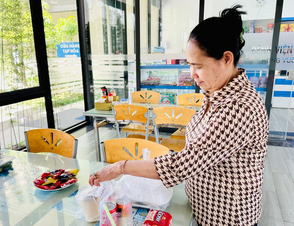 Bà Chin Savy- thành thị Ban Lung, tỉnh Ratanakiri (Campuchia) chăm sóc chồng đang điều trị tại Bệnh viện Hùng Vương Gia Lai xúc động khi nhận suất ăn nghĩa tình ngày Tết. Ảnh: Như Nguyện z6276426960803-bf29446357b183ea5cea48cae979c624.jpg