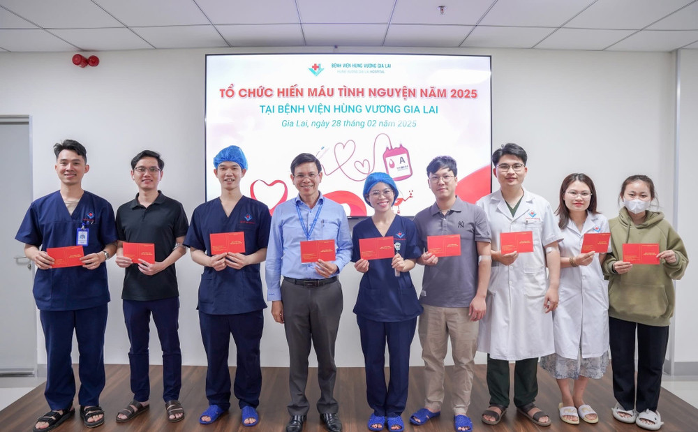 Ông Nguyễn Thi (thứ 4 từ trái sang)-Phó Tổng Giám đốc Thường trực Bệnh viện Hùng Vương Gia Lai cùng y, bác sĩ, nhân viên chụp hình lưu niệm sau hiến máu tình nguyện. Ảnh: Đơn vị cung cấp z6362006422122-11142977d32f23f44381363986805eec.jpg
