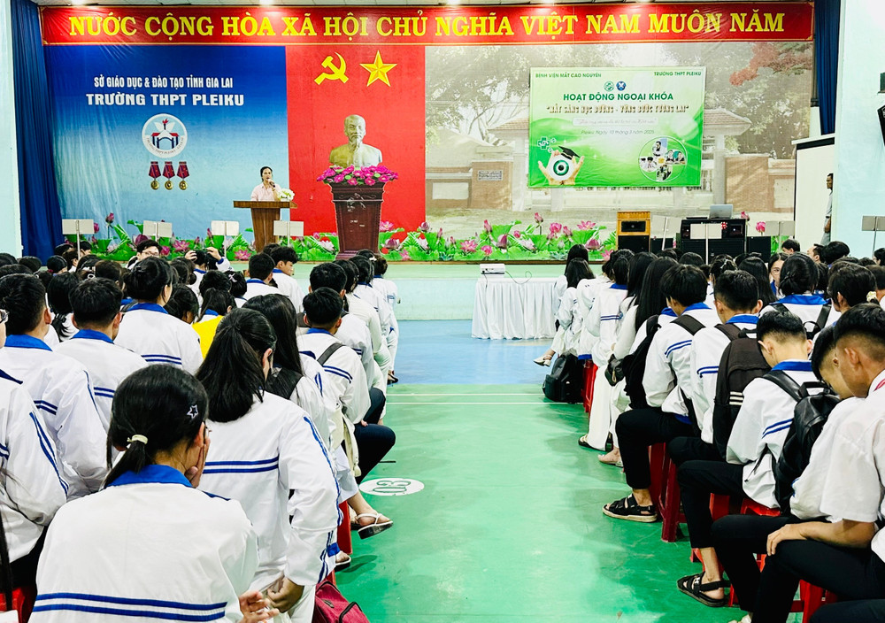 Quang cảnh Chương trình ngoại khóa Mắt sáng học đường-Vững bước tương lai tại Trường THPT Pleiku. Ảnh: Như Nguyện z6393199292694-26bd49183729cb04898f0c41bf984cf0.jpg