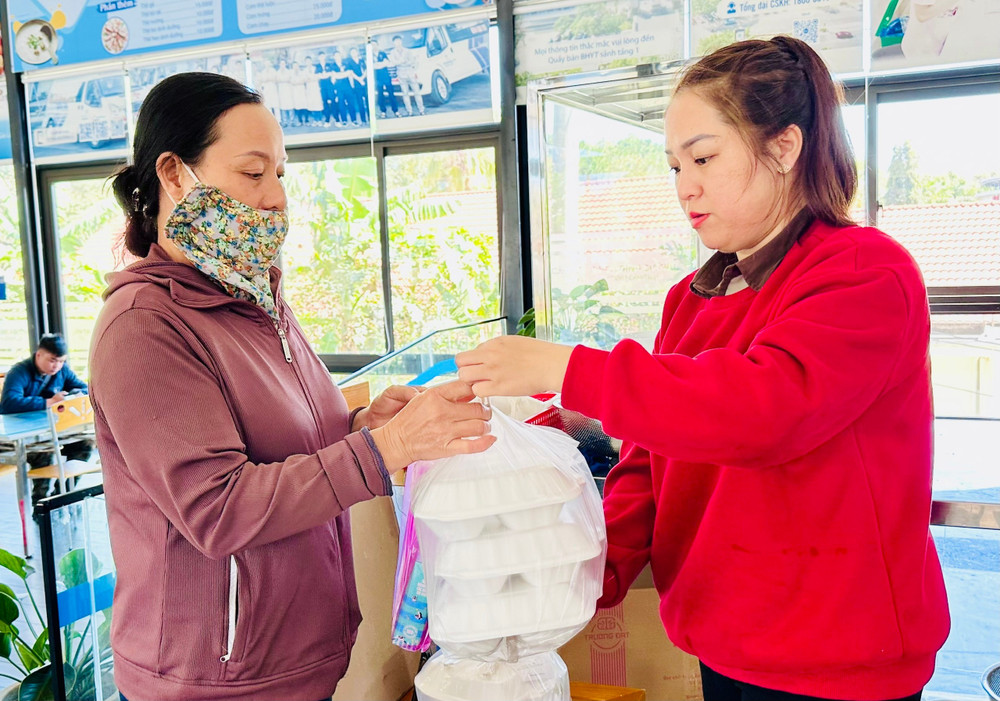 Trong 3 ngày Tết, Bệnh viện Hùng Vương Gia Lai đã cung cấp hơn 300 suất ăn miễn phí cho người bệnh điều trị nội trú. Ảnh: Như Nguyện z6276426912682-9bdde83898de095a29bafbb9ed5b2645.jpg