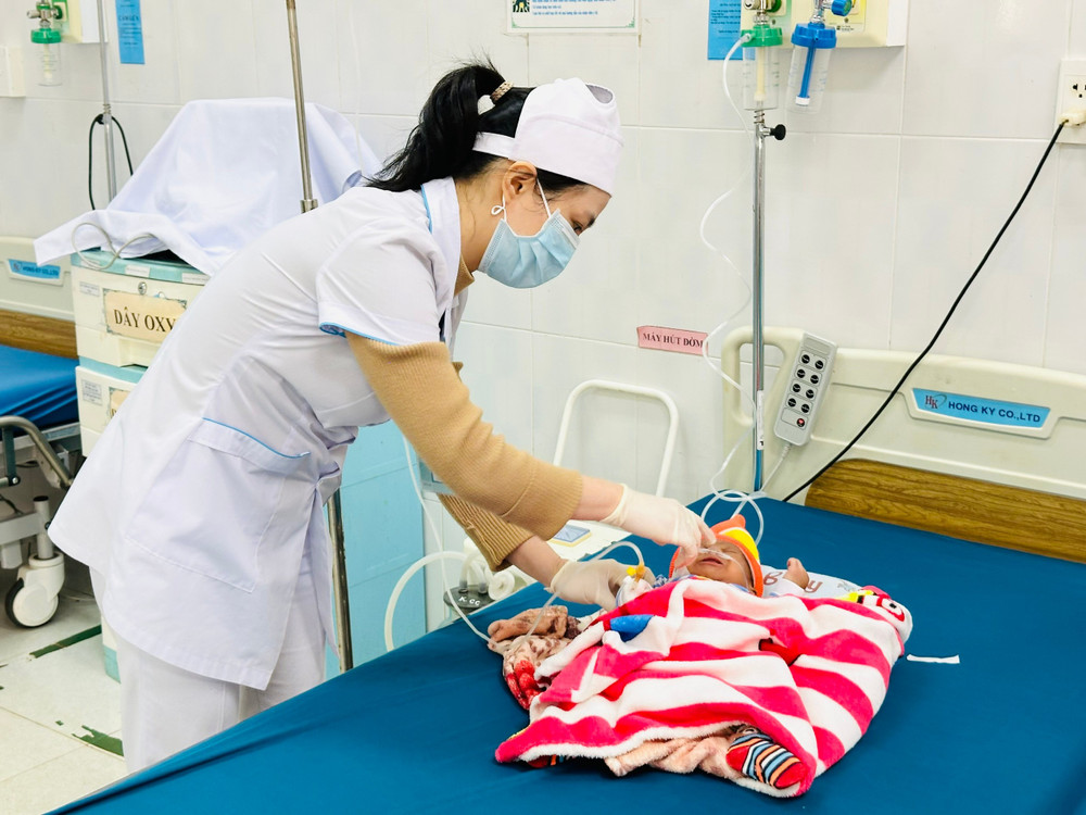 Bác sĩ thăm khám, cấp cứu cho BN tại Khoa Khám- Cấp cứu (Bệnh viện Nhi tỉnh). Ảnh: Như Nguyện z6276476205771-ebe6a858cca93f226099345a4f422001.jpg