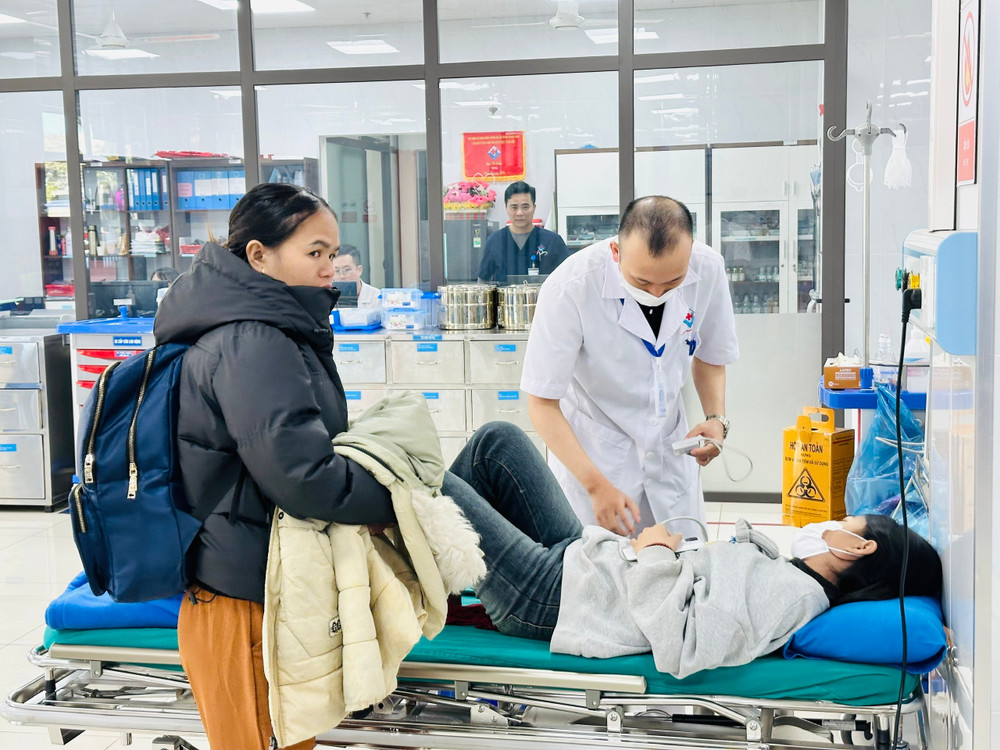 Bác sĩ thăm khám cho bệnh nhân tại Bệnh viện Hùng Vương Gia Lai sáng mùng 3 Tết. Ảnh: Như Nguyện z6276426900354-0842fb2ac1236e19956eb2ccebd2c861.jpg