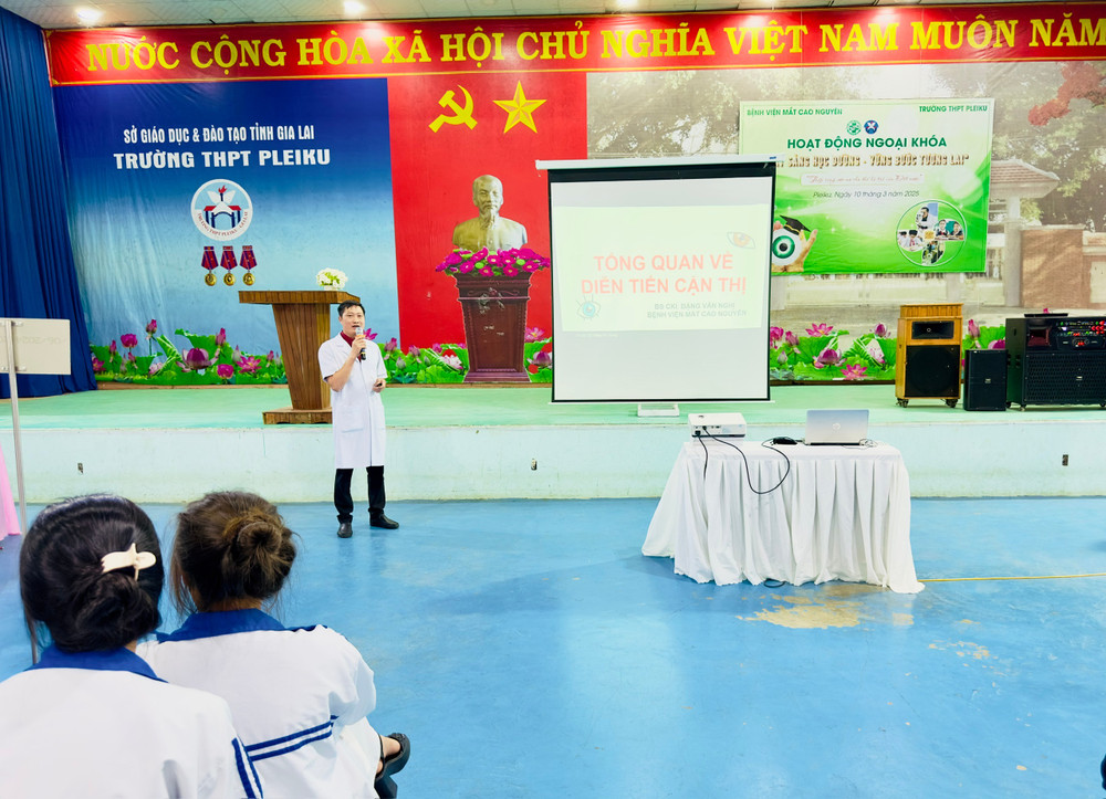 Bác sĩ Bệnh viện Mắt Cao Nguyên phổ biến các vấn đề liên quan đến tật khúc xạ học đường và những bệnh lý học đường thường gặp hiện nay. Ảnh: Như Nguyện z6393199330963-67d80f47e0b42af7c7ce5dc6ccb4307b.jpg