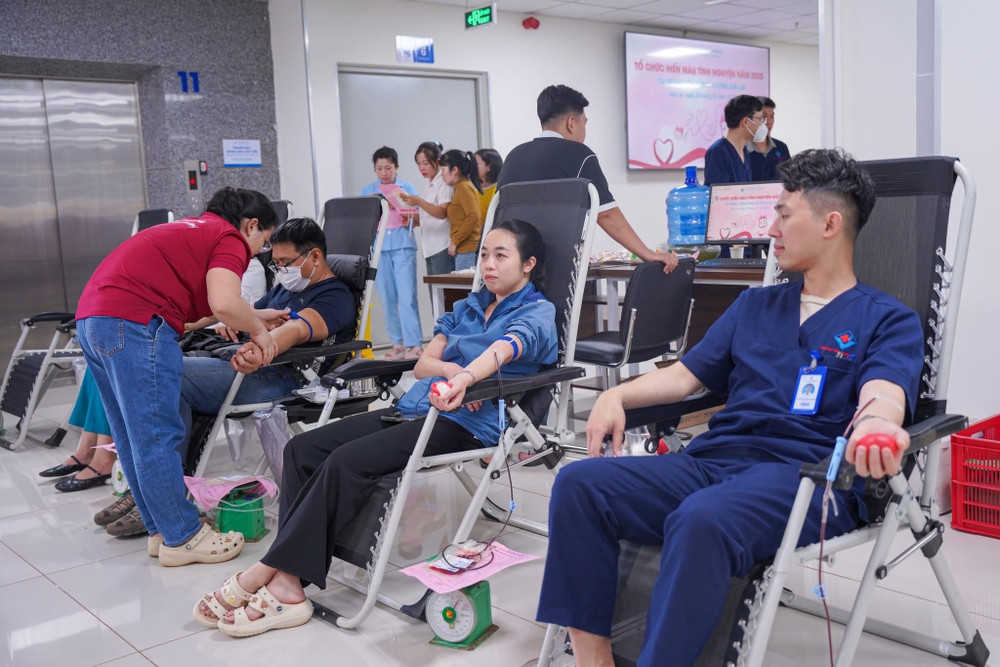 Gần 100 y, bác sĩ, người lao động Bệnh viện Hùng Vương Gia Lai hiến máu tình nguyện. Ảnh: Đơn vị cung cấp z6362006437329-cef7c323c970765a4da09ba5f9baff6e.jpg