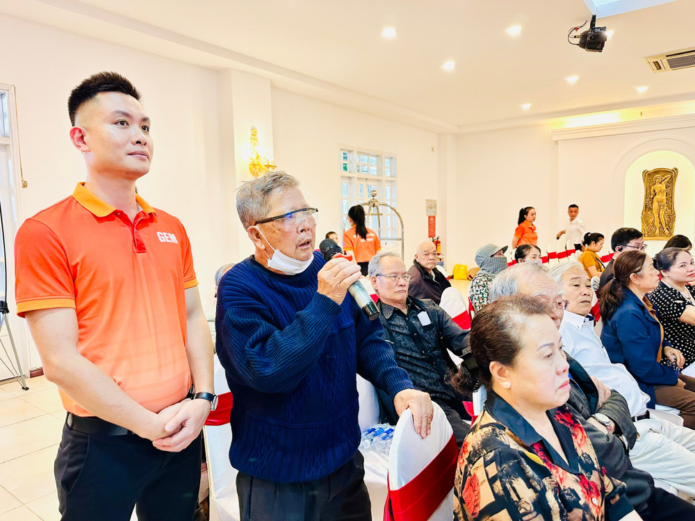 Hội thảo cũng dành nhiều thời gian để người cao tuổi thảo luận, nêu các thắc mắc về chăm sóc và phòng ngừa bệnh lý về mắt, tầm soát ung thư tiêu hóa giai đoạn sớm đến các chuyên gia. Ảnh: Như Nguyện z6388698249847-afb69226177b9f24480c7b9609cc3cdf.jpg