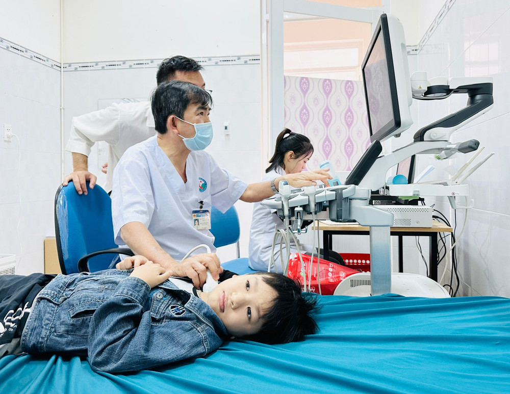 Bác sĩ siêu âm tim cho một bệnh nhi. Ảnh: Như Nguyện z6386870061755-81c472f0874b9dc8c89e15b3c0e60625.jpg