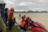 Tỉnh Gia Lai huy động lực lượng cứu trợ lương thực, nước uống cho người dân đang bị nước lũ cô lập. Ảnh: Hải Yến