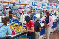 Người dân mua hàng hóa tại Siêu thị Co.opmart Quy Nhơn. Ảnh T.SỸ