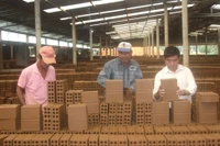 Sản xuất gạch tuynel. Ảnh ĐVCC