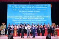 Lãnh đạo tỉnh trao chủ trương đầu tư Dự án khu nghỉ dưỡng cao cấp và siêu du thuyền tại khu vực Đề Gi- Vũng Bồi cho nhà đầu tư. Ảnh: T.SỸ