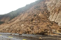 Đoạn đường từ Khu kinh tế Nhơn Hội sang xã Nhơn Hải cũ có nhiều điểm sạt lở đất đá. Ảnh: Tiến sỹ