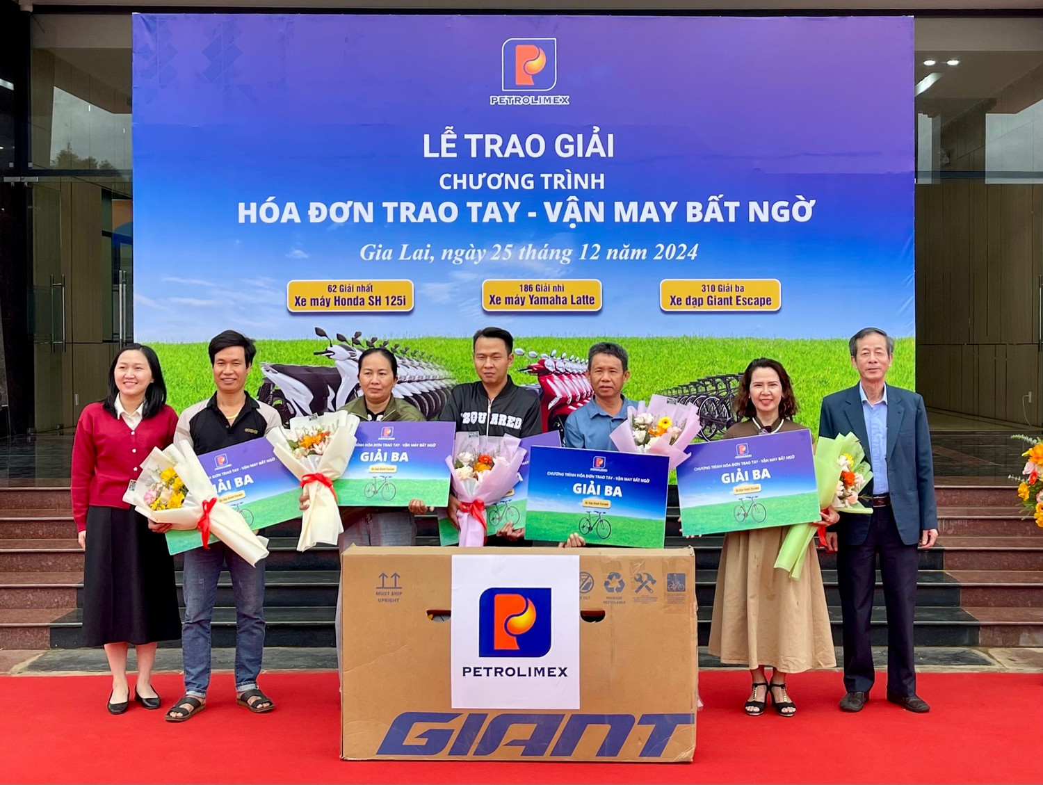 Вручение пяти третьих призов: каждый из них — велосипед Giant Escape для счастливчиков. Фото: V.T. giai-3.jpg