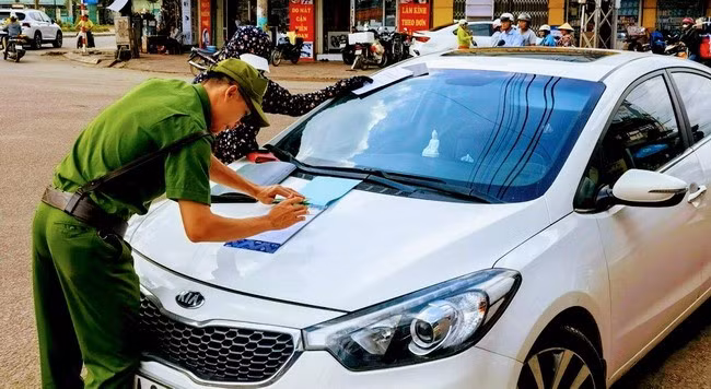 CA phường Bồng Sơn xử lý hành vi đậu đỗ ô tô trái phép dưới lòng đường gây cản trở giao thông. Ảnh: D.B.S