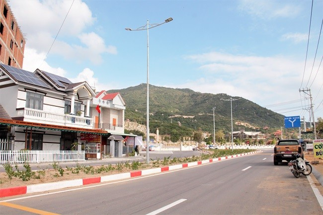 Ngã ba Cát Tiến đi xã Cát Hải nay đã rộng, thoáng với các dịch vụ ăn uống, nghỉ ngơi phục vụ du khách tham quan Thiền viện Thiên Hưng, ngắm biển… Ảnh: NGUYỄN MUỘI Ngã ba Cát Tiến đi xã Cát Hải nay đã rộng, thoáng với các dịch vụ ăn uống, nghỉ ngơi phục vụ du khách tham quan Thiền viện Thiên Hưng, ngắm biển… Ảnh: NGUYỄN MUỘI