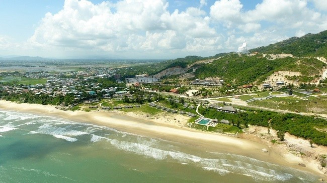 Thị trấn Cát Tiến nhìn từ biển. Ảnh: DŨNG NHÂN Thị trấn Cát Tiến nhìn từ biển. Ảnh: DŨNG NHÂN