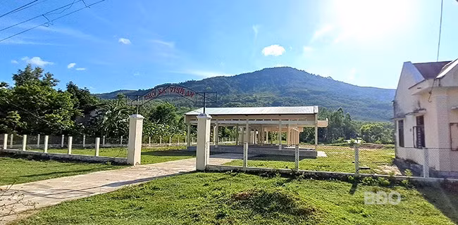 Chợ xã Vĩnh An xây dựng khá khang trang nhưng tiểu thương không vào mua bán. Ảnh: V.L